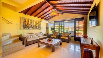House, 3 Bedrooms, Air conditioning, Beachside | Living area