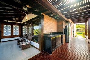 Casa, 3 habitaciones, aire acondicionado, junto a la playa | Terraza o patio