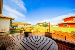 Casa, 3 habitaciones, aire acondicionado, junto a la playa | Restaurante al aire libre