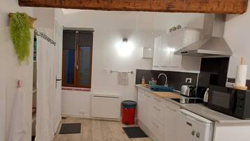 Réfrigérateur, micro-ondes, plaque de cuisson, cafetiÚre/bouilloire