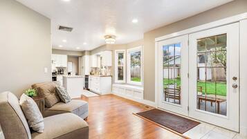 Televisión, chimenea y futbolito