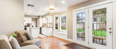 Télévision, cheminée, baby-foot