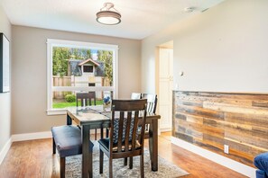 Dining - Make Yourself at Home, But Better - Sleeps 10 (Troutdale)