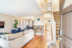 TV, fireplace, foosball - Make Yourself at Home, But Better - Sleeps 10 (Troutdale)