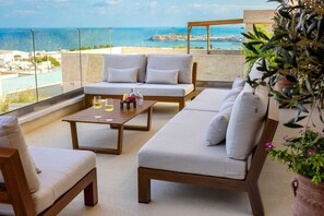 Smart-TV, Kamin, Videospiele, Bücher