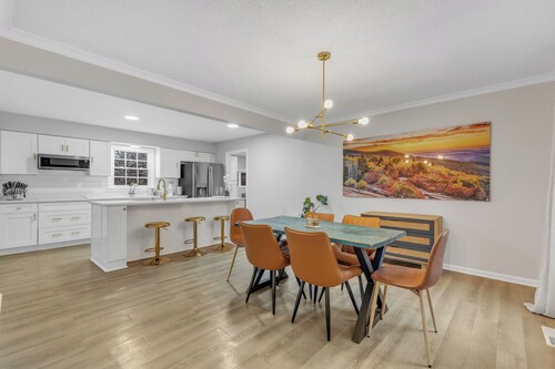 SLEEPS 9! Close to lovely downtown Cary/Raleigh/RDU. Pets welcome!