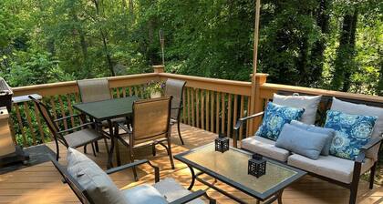 SLEEPS 9! Close to lovely downtown Cary/Raleigh/RDU. Pets welcome!