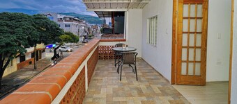 Modern Apartment in Alameda