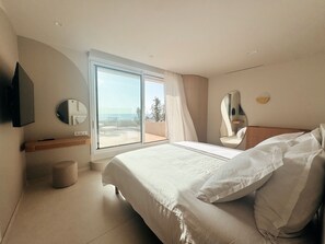 4 bedrooms, iron/ironing board, internet, bed sheets