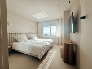 4 bedrooms, iron/ironing board, Internet, bed sheets - Villa la corniche pieds dans l eau (Les Issambres)