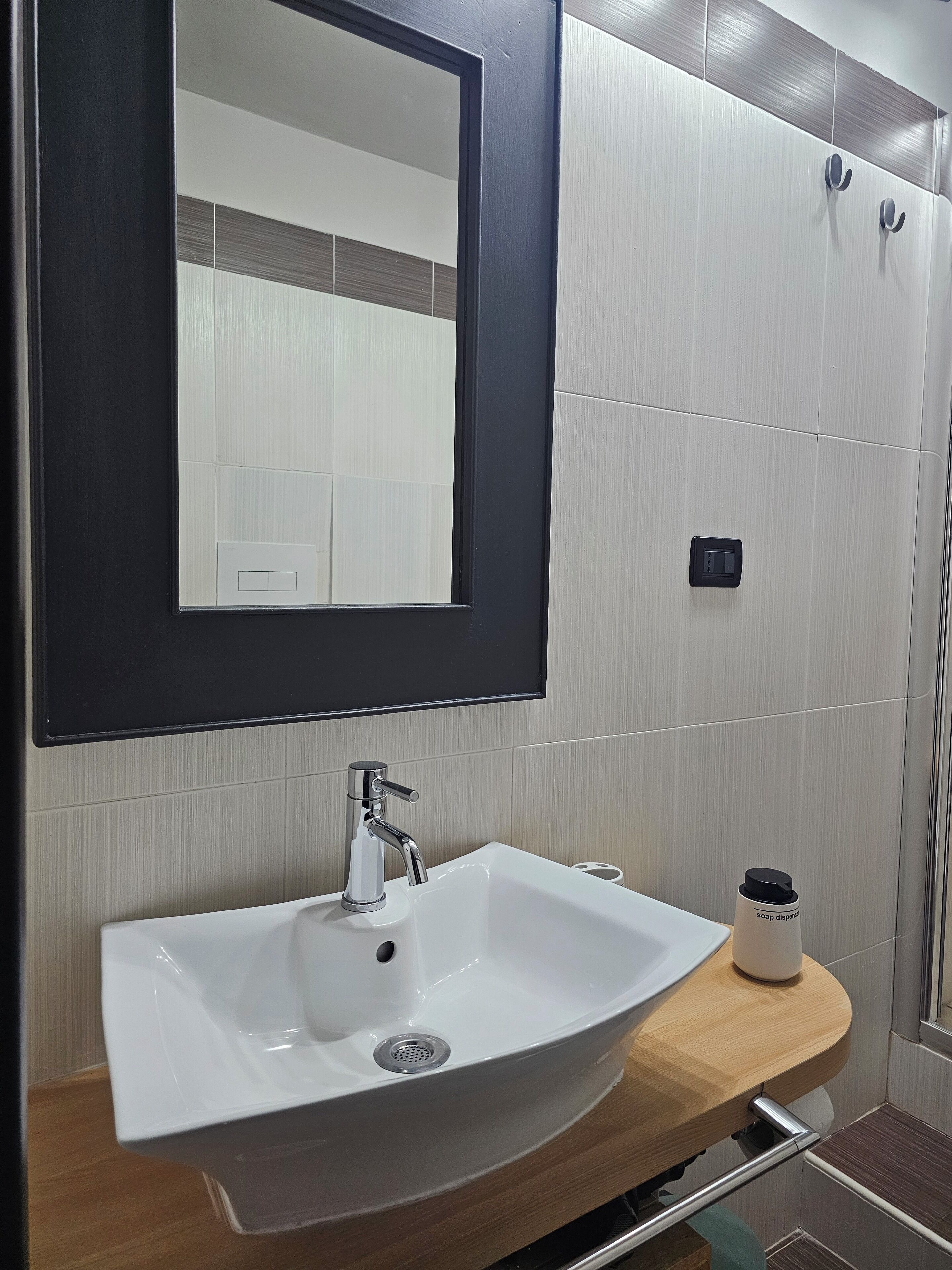 Een douche, een haardroger, een bidet, zeep