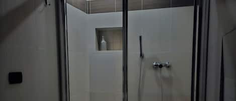 Dusche, Haartrockner, Bidet, Seife
