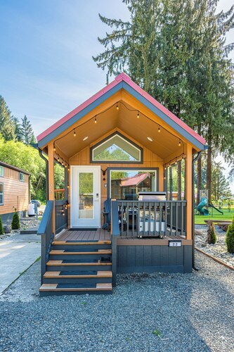 Rainforest Tiny Home Retreat: Nordic