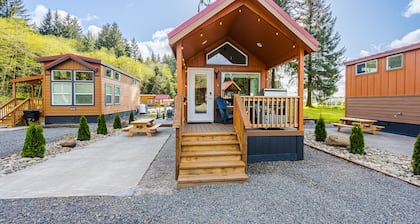 Rainforest Tiny Home Retreat: Nordic