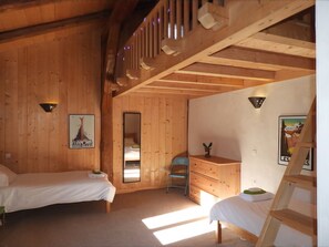 3 slaapkamers, een strijkplank/strijkijzer, reisbedje, gratis wifi