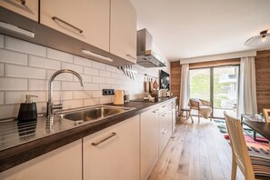 Réfrigérateur, micro-ondes, plaque de cuisson, lave-vaisselle