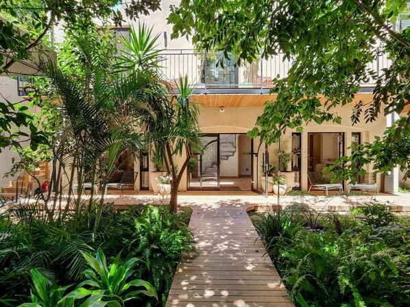 Vista frontal de la propiedad