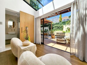 Habitación de lujo, vista a la alberca | Insonorización y wifi gratis