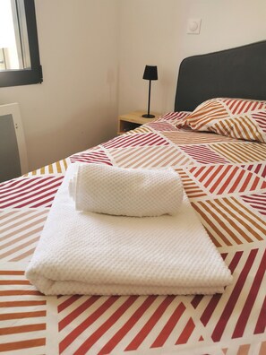 1 bedroom, bed sheets - T2 apartment at the foot of the Luberon (Sannes)