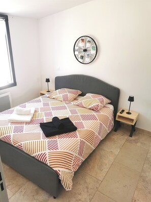 1 bedroom, bed sheets - T2 apartment at the foot of the Luberon (Sannes)