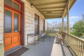 Property grounds - Stay in the Heart of Fredericksburg on Main Street (Fredericksburg)