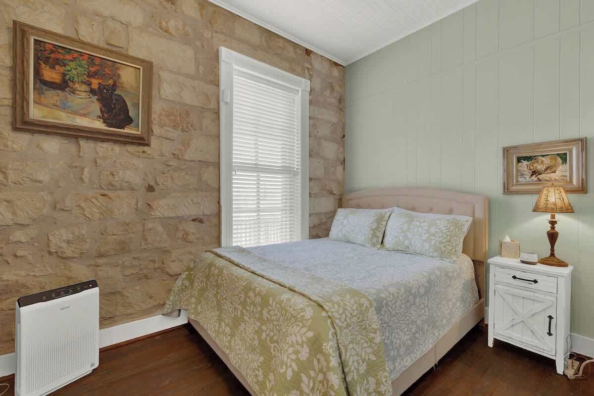 2 bedrooms, iron/ironing board, WiFi (free), bed sheets
