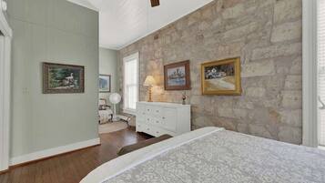 2 bedrooms, iron/ironing board, WiFi (free), bed sheets