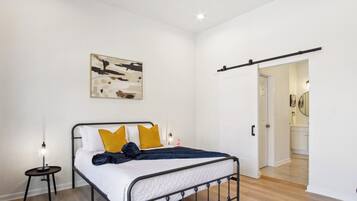 4 bedrooms, iron/ironing board, WiFi, bed sheets