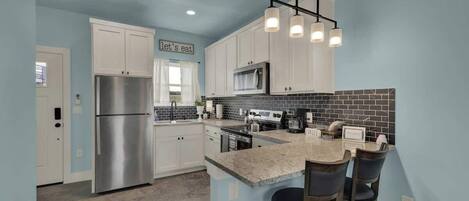 Een koelkast, een microgolfoven, een oven, een kookplaat