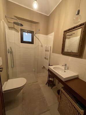 Dusche, Haartrockner, Bidet, Handtücher