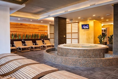 Indoor spa tub