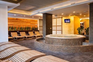 Indoor spa tub