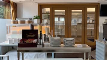 Café da manhã com buffet grátis todos os dias