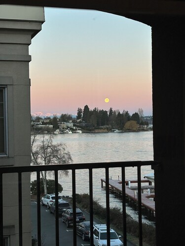 Gorgeous HUGE Lakefront 2 bedroom Apartment!!!!