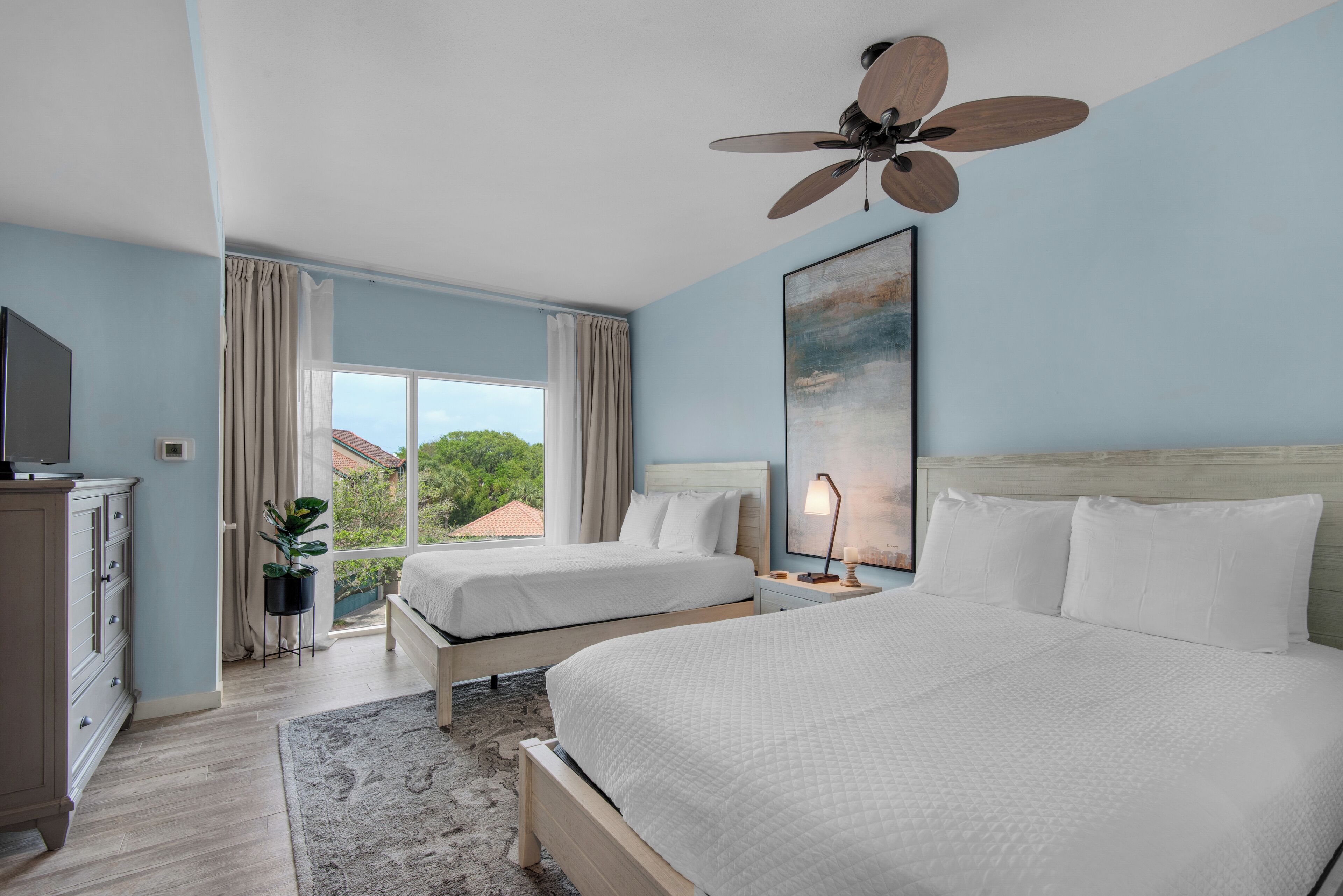 Tabla de planchar con plancha, wifi gratis y ropa de cama 