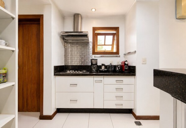 Villa | Private kitchen | Fridge, microwave, oven, stovetop - Bz62 Centro Casa 5 Suítes e área gourmet (Buzios)