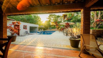 Vila | Piscina | Piscina externa, funciona das 9h às 19h, guarda-sóis, espreguiçadeiras