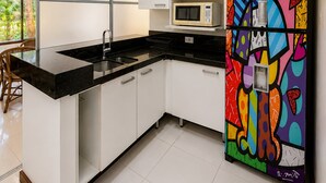 Villa | Private kitchen | Fridge, microwave, oven, stovetop - Bz62 Centro Casa 5 Suítes e área gourmet (Buzios)