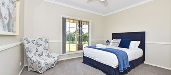 Hunter Valley Family Oasis - 5 bedroom House with Pool
