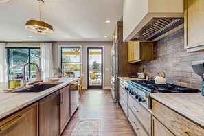 Fridge, microwave, oven, stovetop - BRAND NEW Perfect Getaway with Lake Views, Full Kitchen and Outdoor Fire Pit (Mills River)