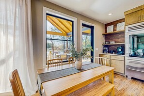 Dining - BRAND NEW Perfect Getaway with Lake Views, Full Kitchen and Outdoor Fire Pit (Mills River)