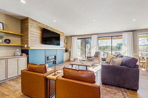 TV, fireplace - BRAND NEW Perfect Getaway with Lake Views, Full Kitchen and Outdoor Fire Pit (Mills River)