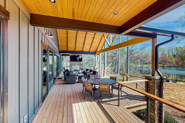 Outdoor dining - BRAND NEW Perfect Getaway with Lake Views, Full Kitchen and Outdoor Fire Pit (Mills River)