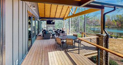 BRAND NEW Perfect Getaway with Lake Views, Full Kitchen and Outdoor Fire Pit