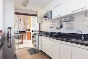 Maison Deluxe | Cuisine privée | Réfrigérateur, micro-ondes, four, plaque de cuisson