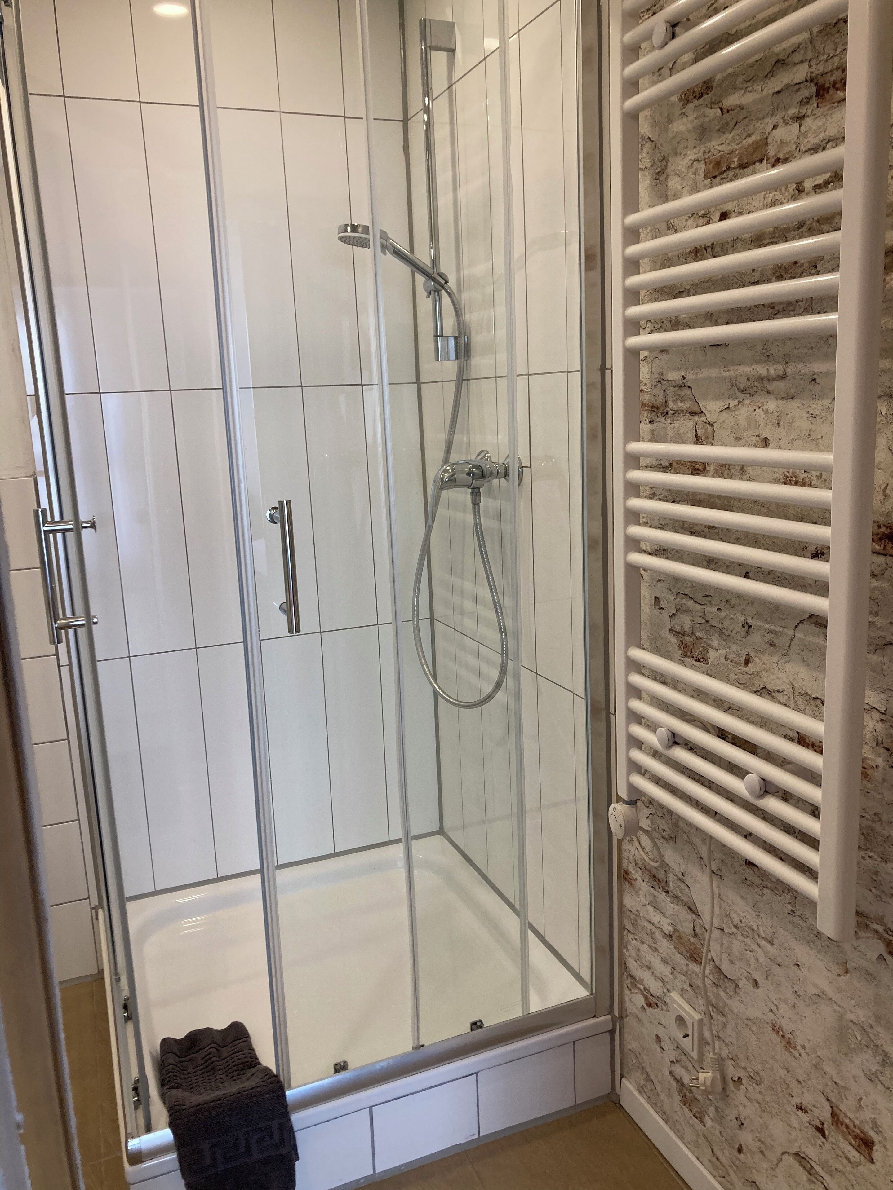 Dusche, Haartrockner, Handtücher, Seife