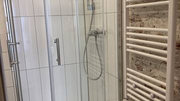 Dusche, Haartrockner, Handtücher, Seife