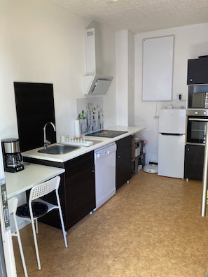 Refrigerador, microondas, horno, placa de cocina