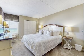 2 bedrooms, iron/ironing board, Internet, bed sheets - Beachfront Condo, gorgeous views, shared pool and beach access (Fort Walton Beach)