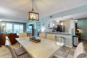 Dining - Beachfront Condo, gorgeous views, shared pool and beach access (Fort Walton Beach)